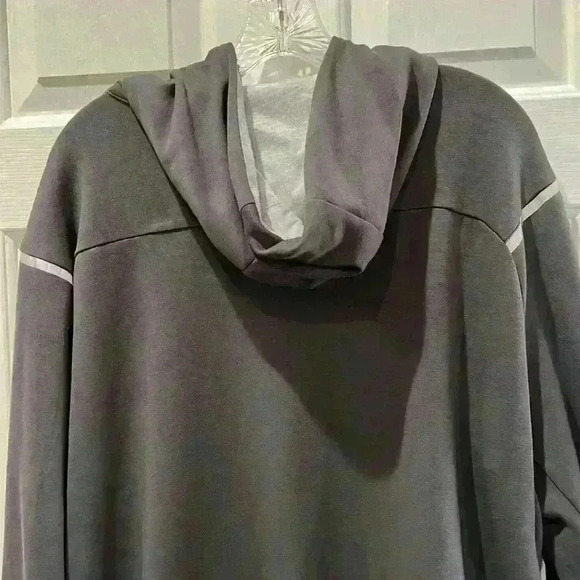 Kenneth Cole Zip Front Sweatshirt. Size L - Picture 6 of 13
